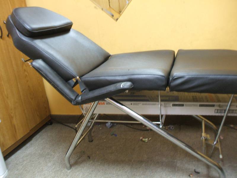 lot 729 image: ADJUSTABLE MASSAGE TABLE