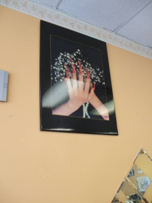 lot 731 image: SALON WALL ART