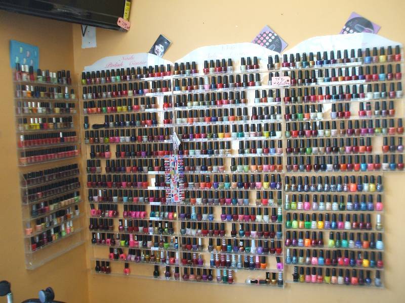 lot 754 image: NAIL POLISH CENTER WITH POLISH