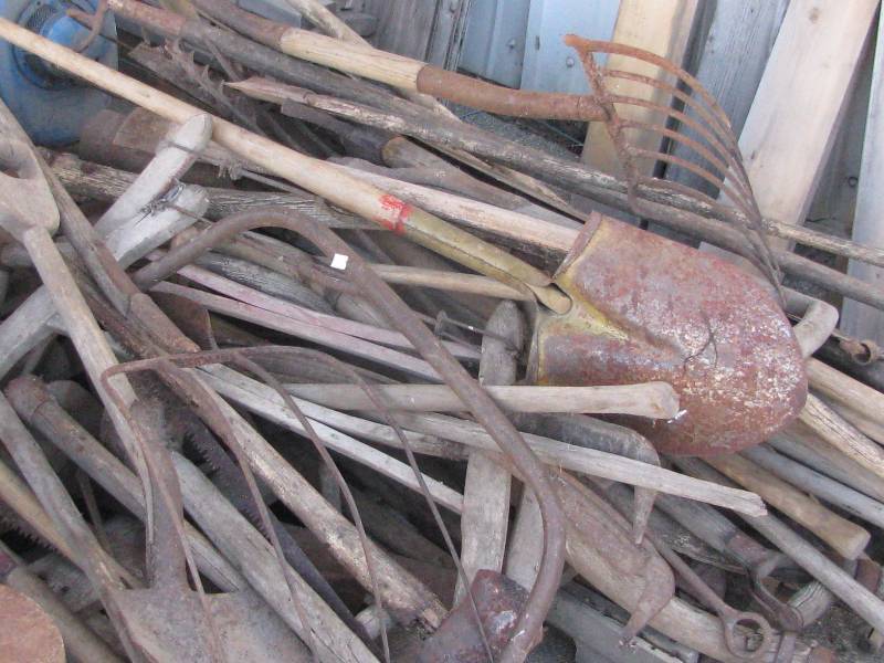 lot 4 image: Long Handle Tools & Saws