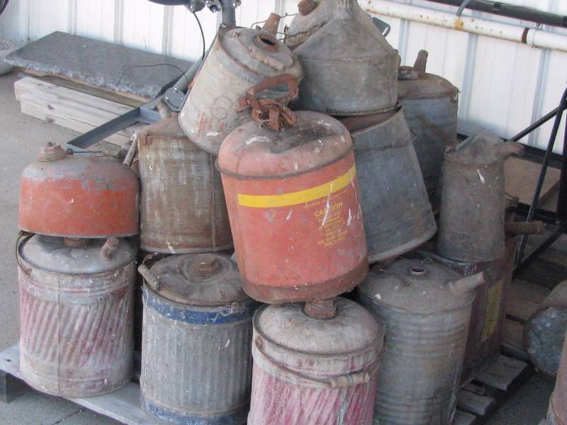 lot 9 image: Gas Cans & Oil Cans