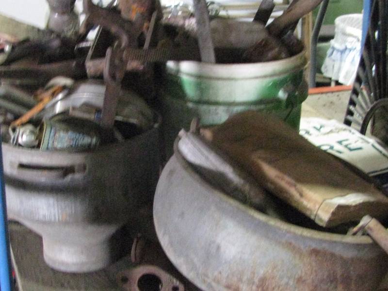 lot 16 image: Contents of Shelf