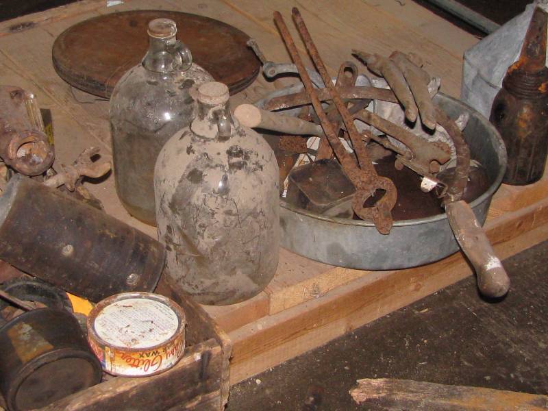 lot 17 image: Contents of Shelf