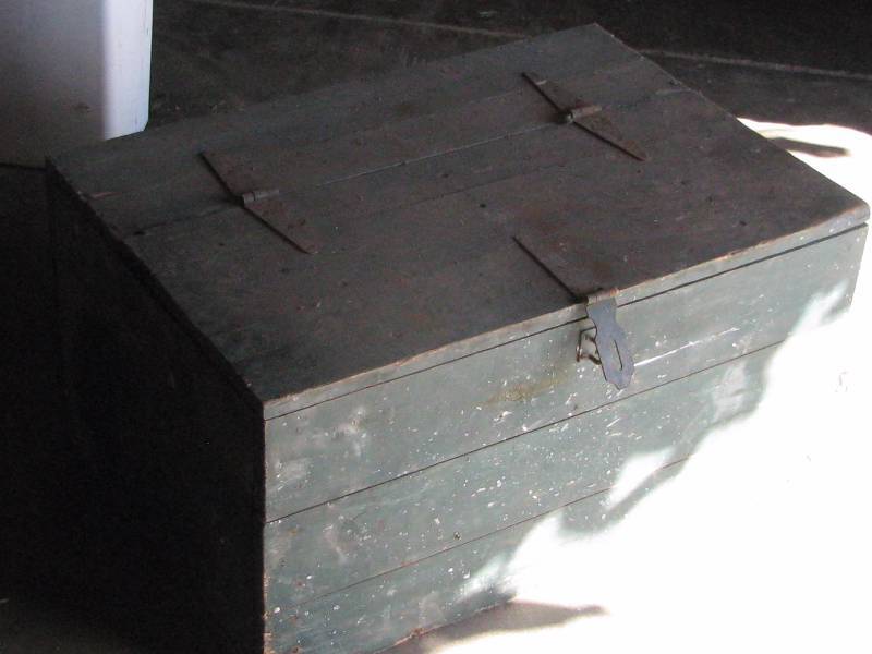 lot 19 image: Wood Chest