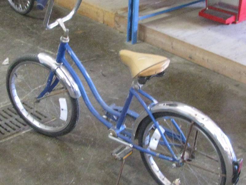 lot 23 image: Schwinn Bicycle