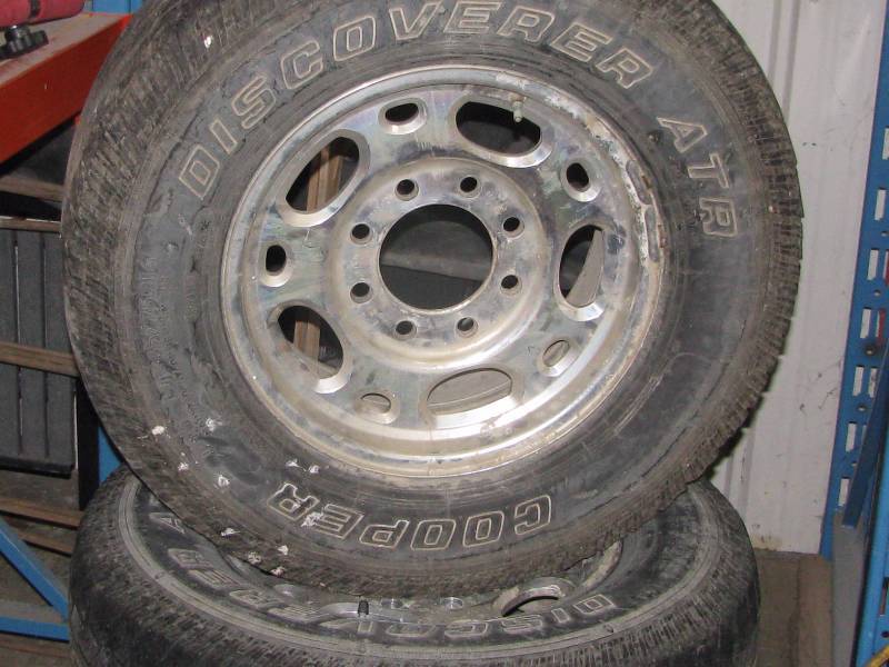 lot 31 image: Chevrolet Alloy Wheels