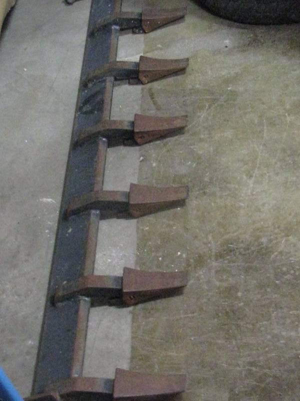 lot 32 image: Bob Cat Blade