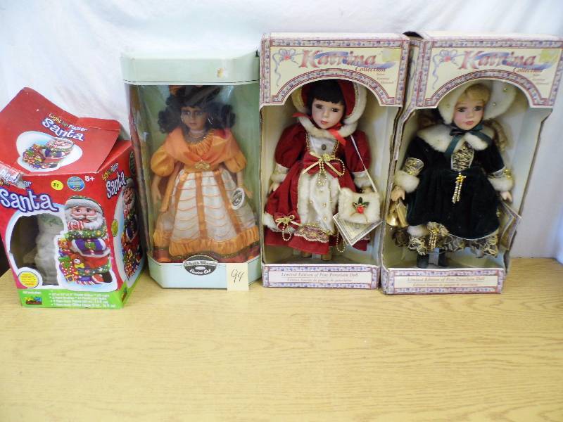 3 Dolls & Paintable Santa