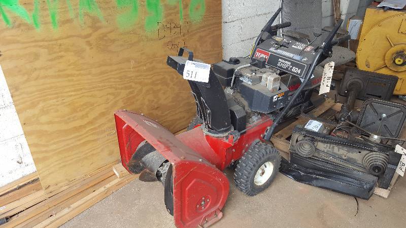 lot 511 image: Toro Power Shift 824 Snowthrower
