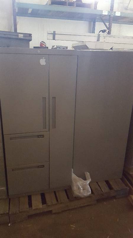 lot 594 image: Lot of (2) Locking 2-Door 2-Drawer Personal Cabinets w Keys