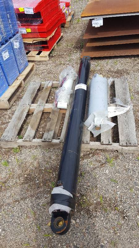 lot 589 image: Driveshaft w Cylinder