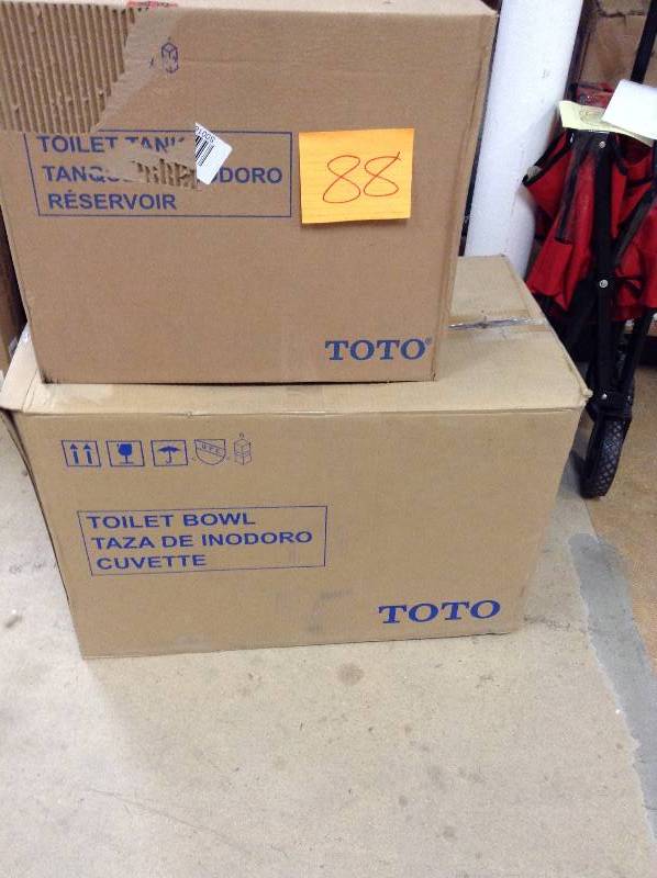 TOTO Eco Drake� Two-Piece Toilet, 1.28 GPF, Round Bow open box never used