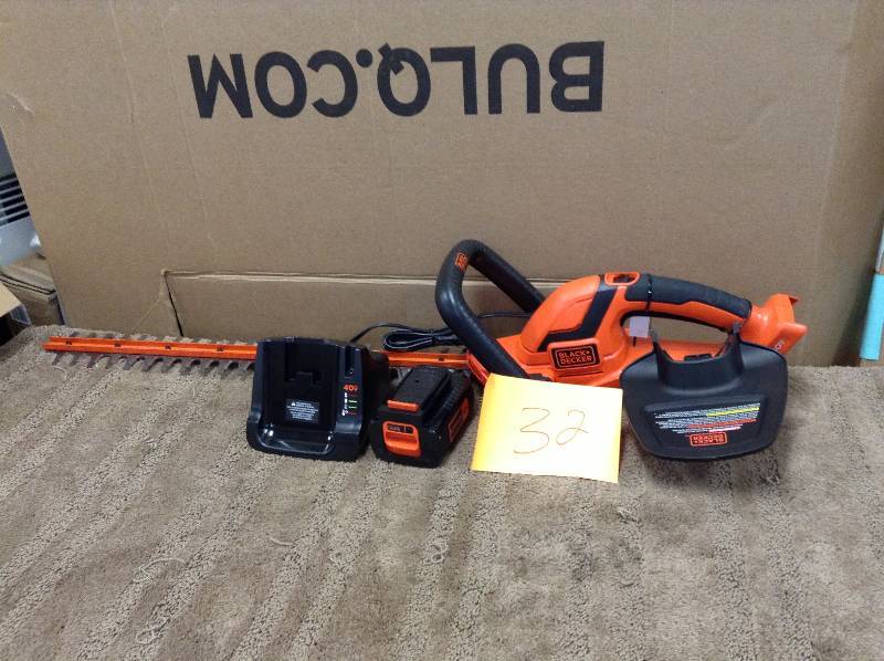 Black & Decker LHT2436 40V 24 Inch Hedge Trimmer battery and charger  include