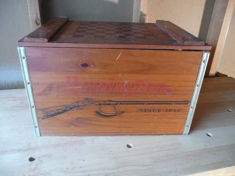 lot 14 image: Vintage - REMINGTON WOOD CRATE WITH CHECKERS LID - See Pictures