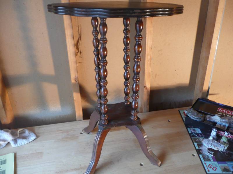 lot 19 image: VINTAGE END TABLE - THIS WAS A WEDDING GIFT IN 1945 - VERY COOL - SEE PICTURES