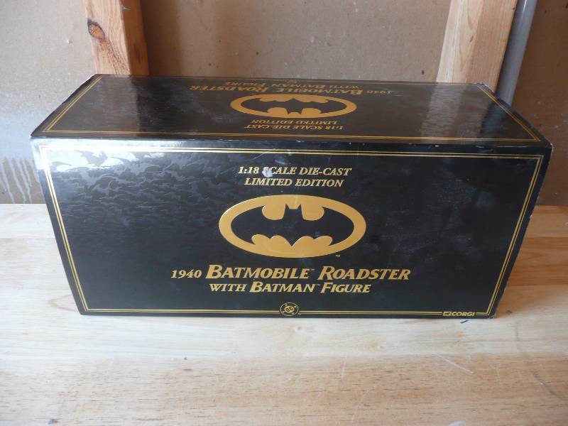 lot 64 image: Limited Edition 1940 Batmobile Roadster WCoa 118 scale Diecast - See Pictures