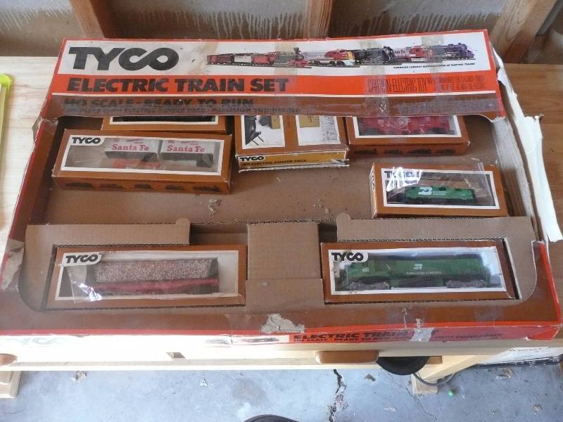 lot 73 image: VINTAGE TYCO ELECTRIC TRAIN SET (MISSING TRACK) - SEE PICTURES