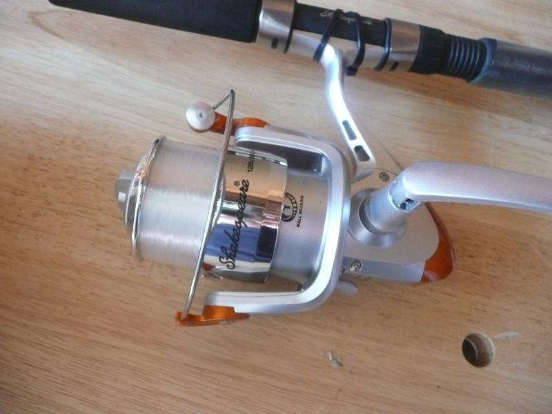 lot 77 image: VINTAGE TACKLE BOX WITH TACKLE & A VERY NICE SHAKESPEARE FISHING POLE - SEE PICTURES