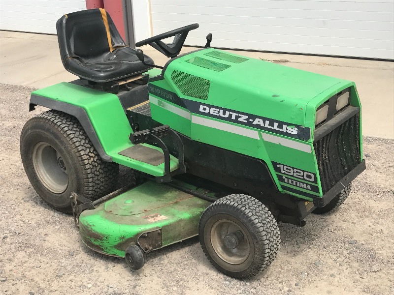 lot 2 image: Duetz-Allis Garden Tractor