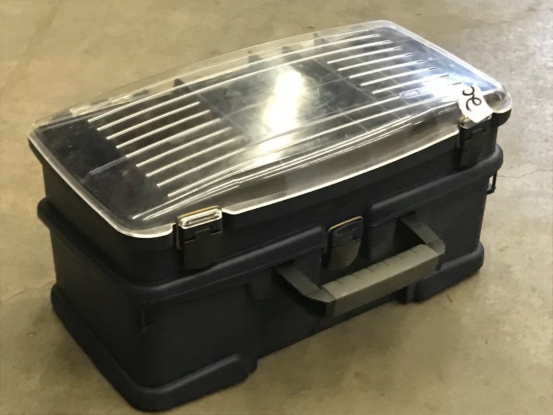 lot 20 image: 18 Plastic Tackle Box, Great Condi...