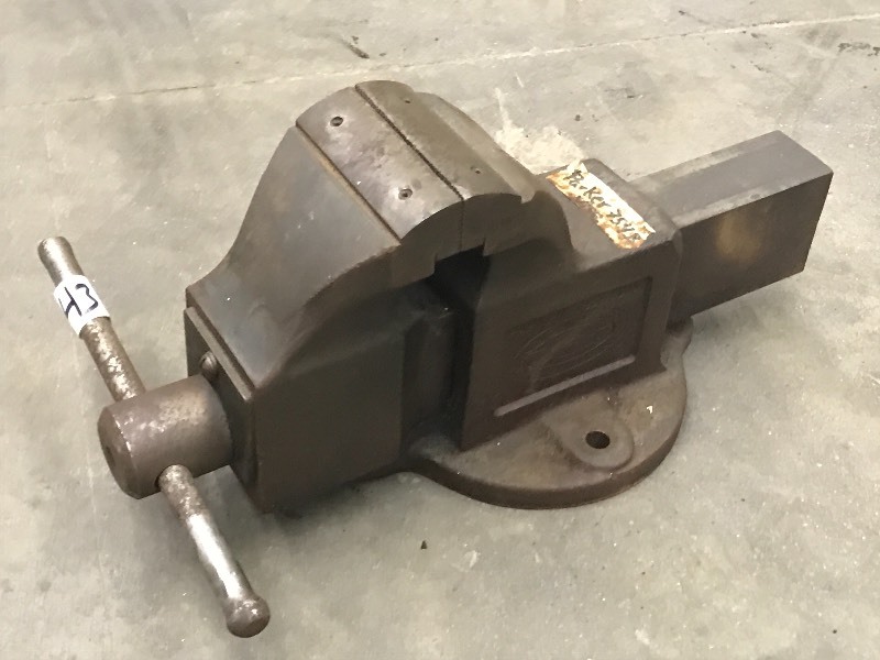 lot 43 image: Parker 954B Benchtop Vise With 4 J...