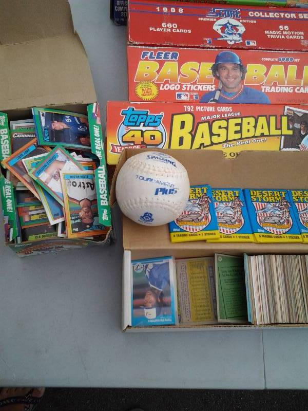 lot 40 image: Lot Of Assorted Baseball Trading Cards 1987-1991