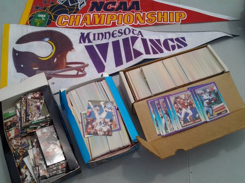 lot 41 image: Lot Of Assorted Football Trading Cards