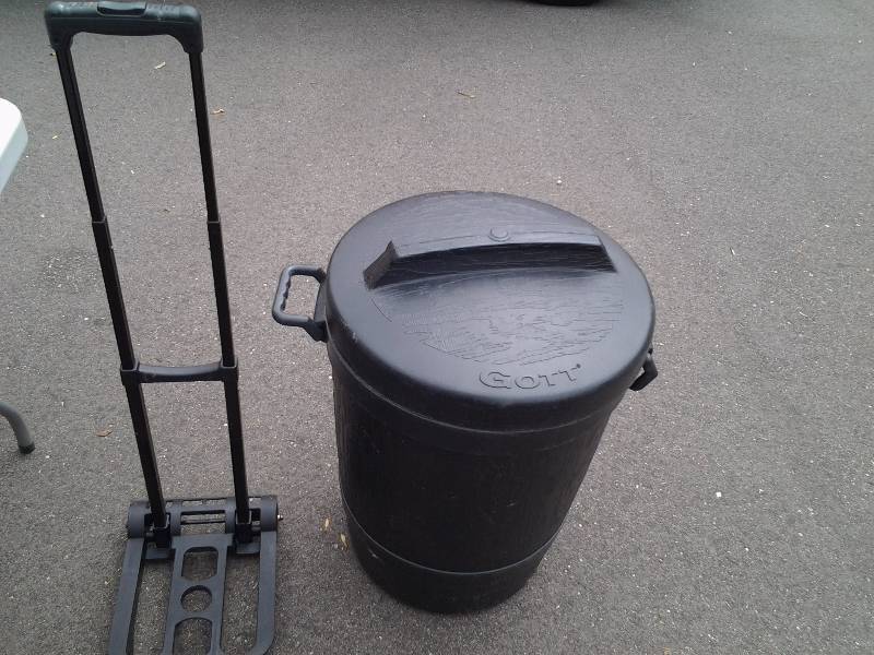 lot 43 image: Gott Trash Can With Lid, Small 2-Wheel Cart
