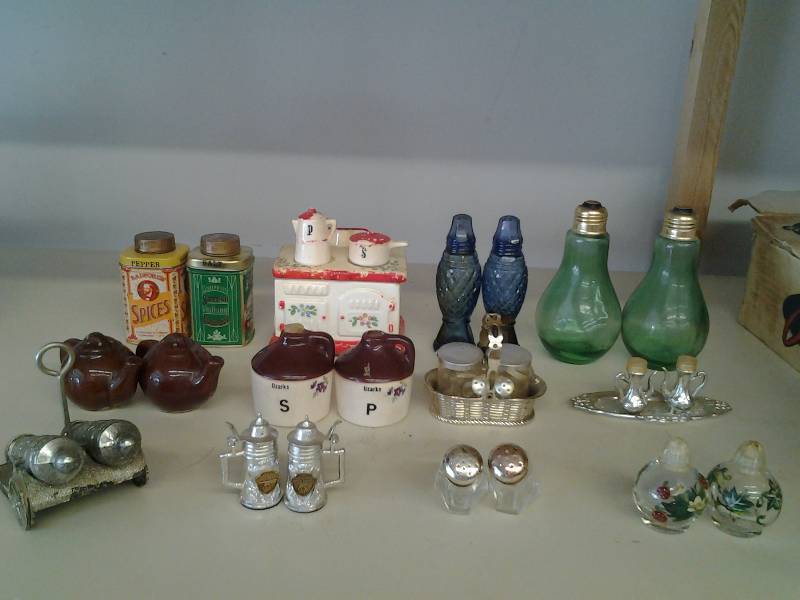 lot 83 image: 12 Salt & Pepper Shakers