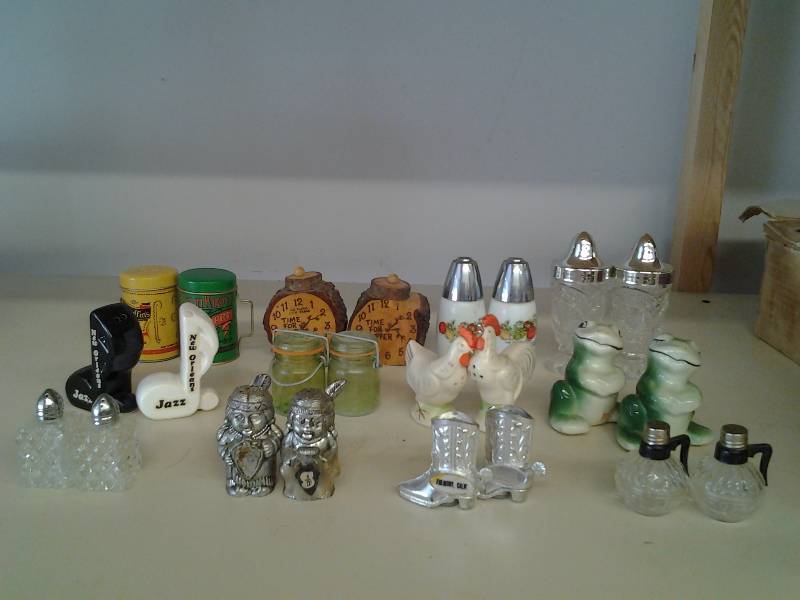 lot 84 image: 12 Salt & Pepper Shakers
