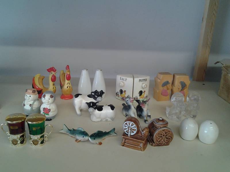 lot 85 image: 12 Salt & Pepper Shakers