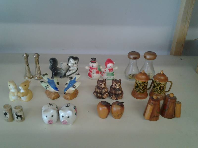lot 86 image: 12 Salt & Pepper Shakers
