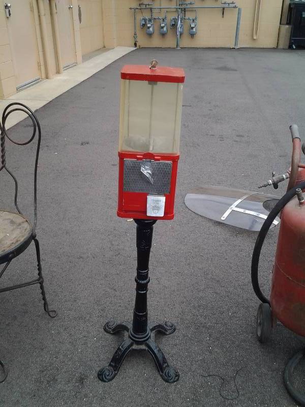 lot 90 image: Gum Ball Machine With Key