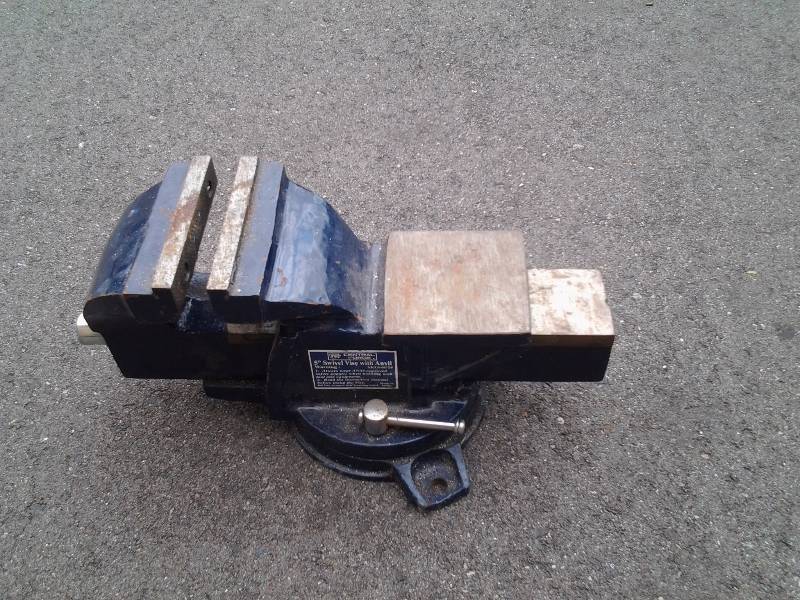 lot 122 image: 5 Inch Swivel Bench Vice With Anvil
