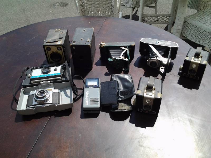 lot 132 image: Vintage Cameras Brownies, Polaroid, Zeiss, Agfa Shur-Shot 9 Total