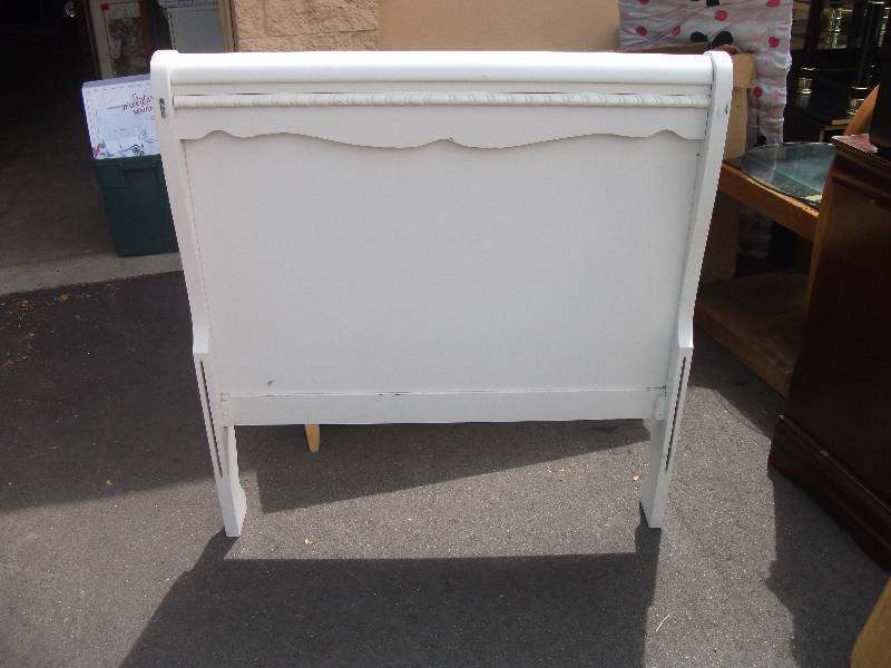 lot 4 image: Twin Size  Head Board