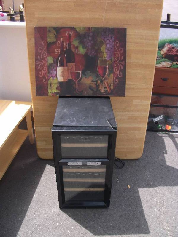 lot 5 image: Wine Chiller Fridge & Wine Picture