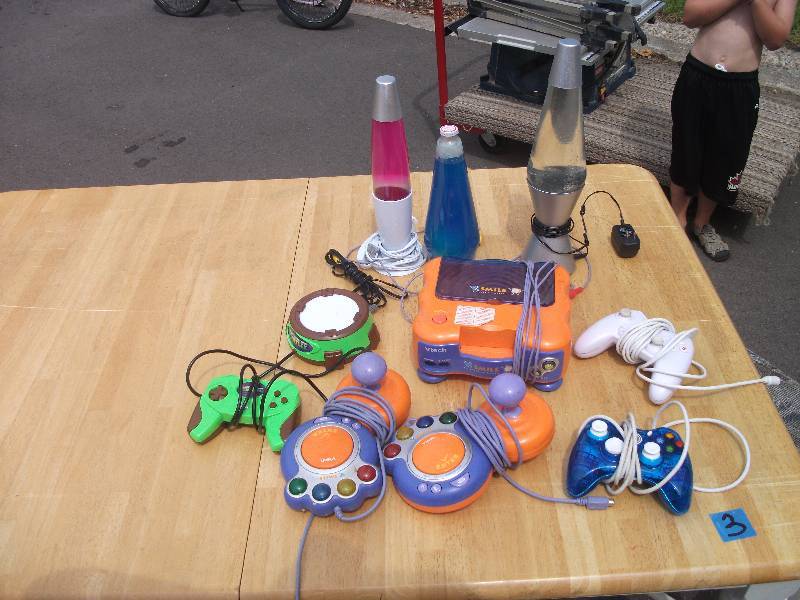 lot 11 image: V-Tech TV Game With Controllers, Lava Lamps