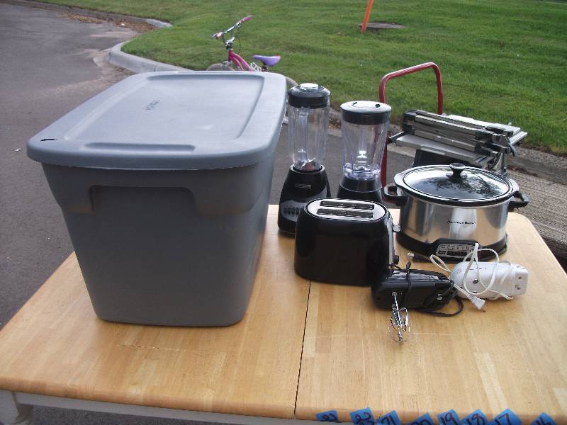 lot 17 image: Black & Decker Blender, Hamilton Beach Blender, Crock Pot, Toaster, Proctor- Silex Hand Mixer, Includes Tote Bin With Lid