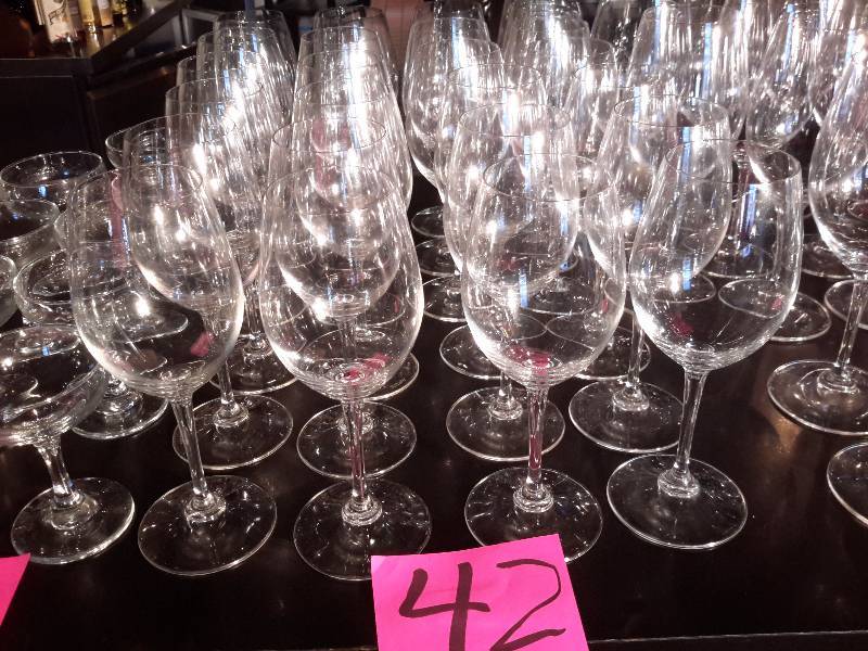 lot 42 image: 25 Reidel wine glasses.. 8 in tall