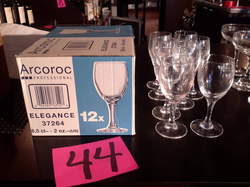 lot 44 image: 20 Arcoro elegance 2 oz glasses