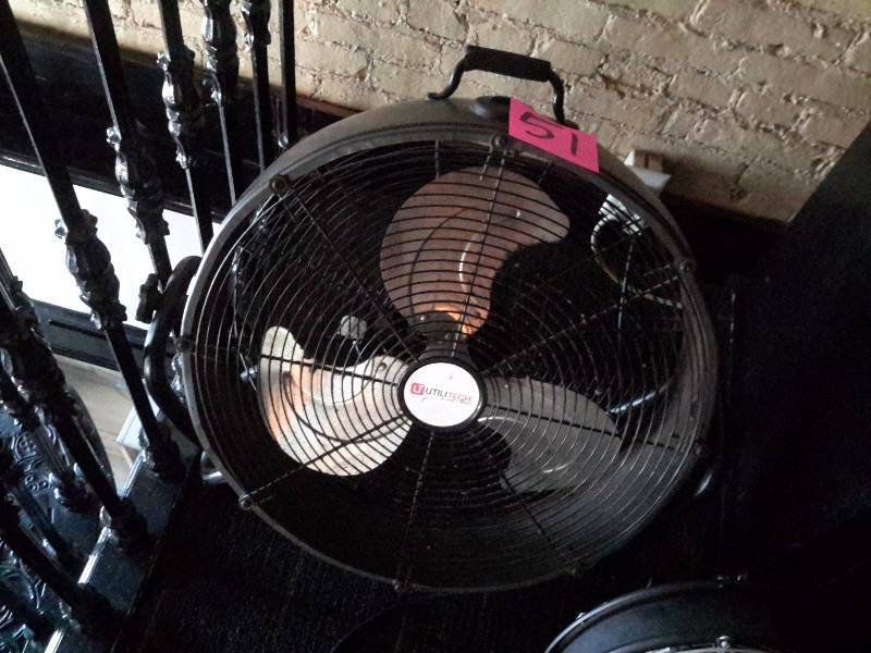 lot 51 image: 3 speed utility fan.. 24in.. Tested and works