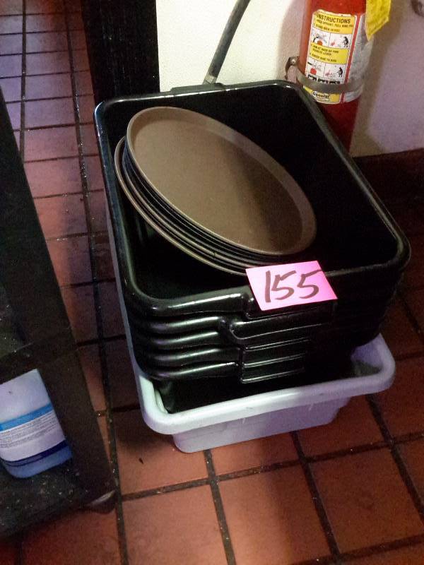 lot 154 image: Plastic service cart.. 18 in x 24in x 32in h