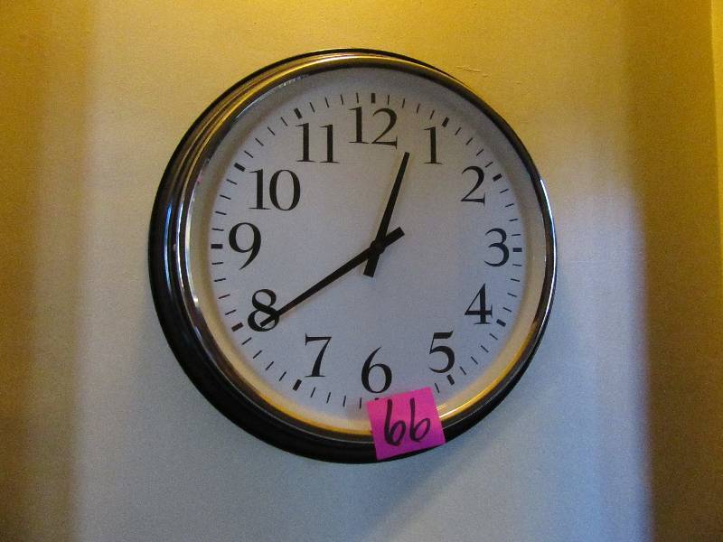 lot 66 image: Battery Electric Wall Clock..