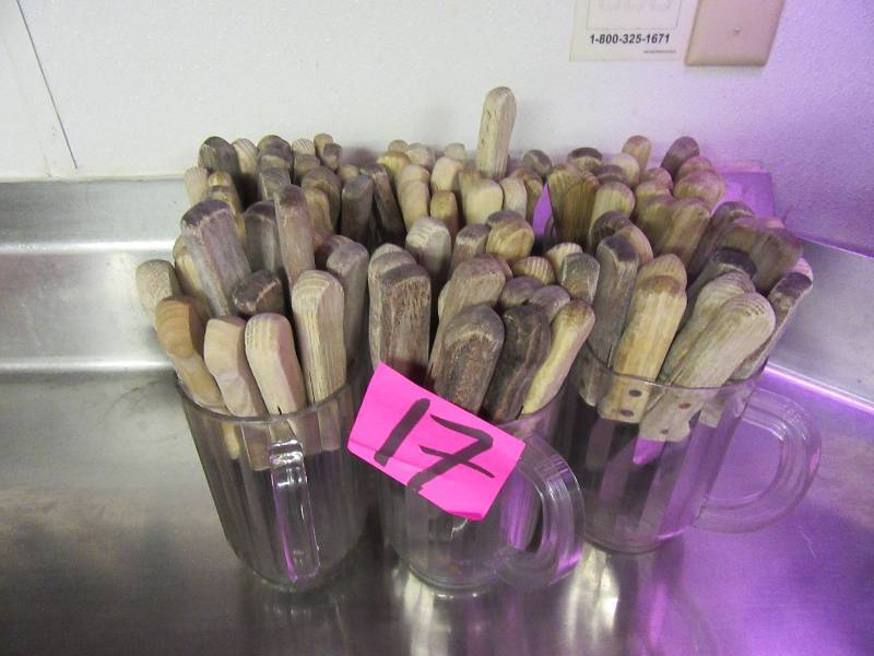 lot 17 image: Approx 118 wood handles steak knives