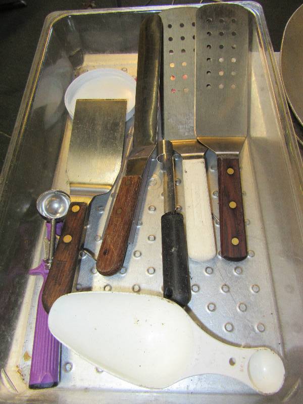 lot 189 image: Lot of spatulas and grill service items as pictured..