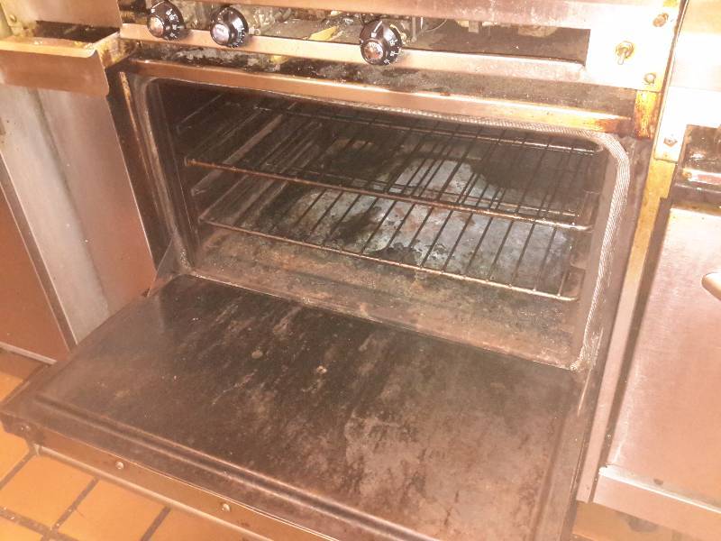lot 1F image: Flat Grill with Oven on Wheels.