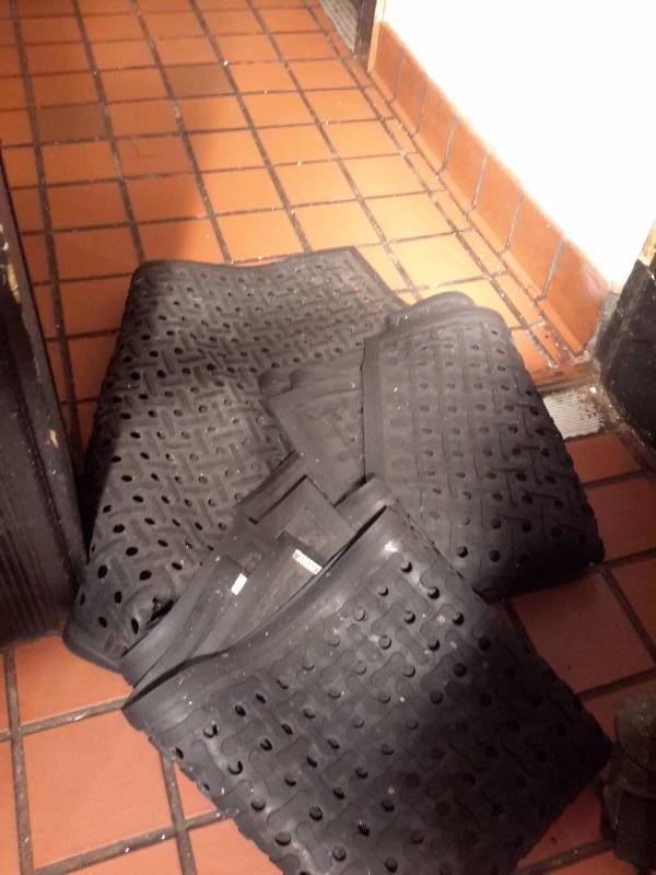 lot 98 image: 3, Heavy duty comfort Mats  3 Mod duty comfort mats