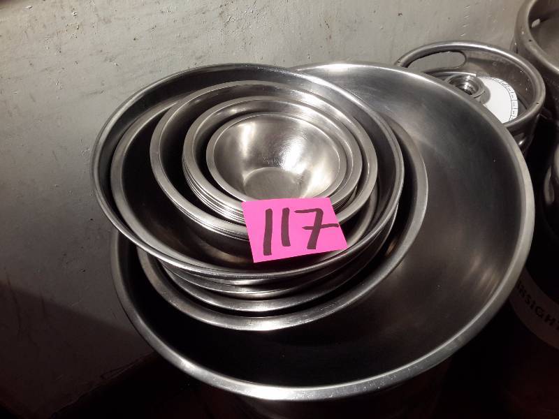 lot 117 image: Lot of misc sizes of stainless mixing bowls
