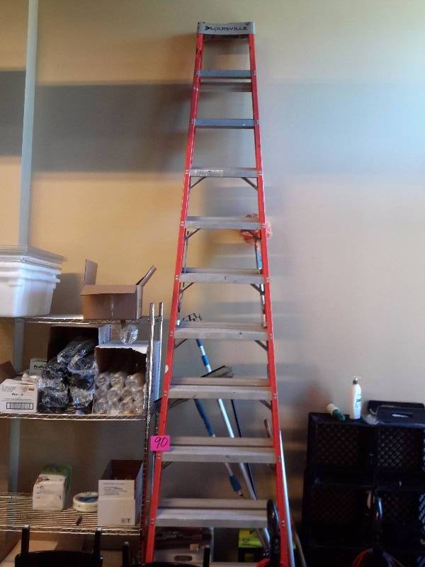 lot 90 image: Louisville, 12 ft step ladder..